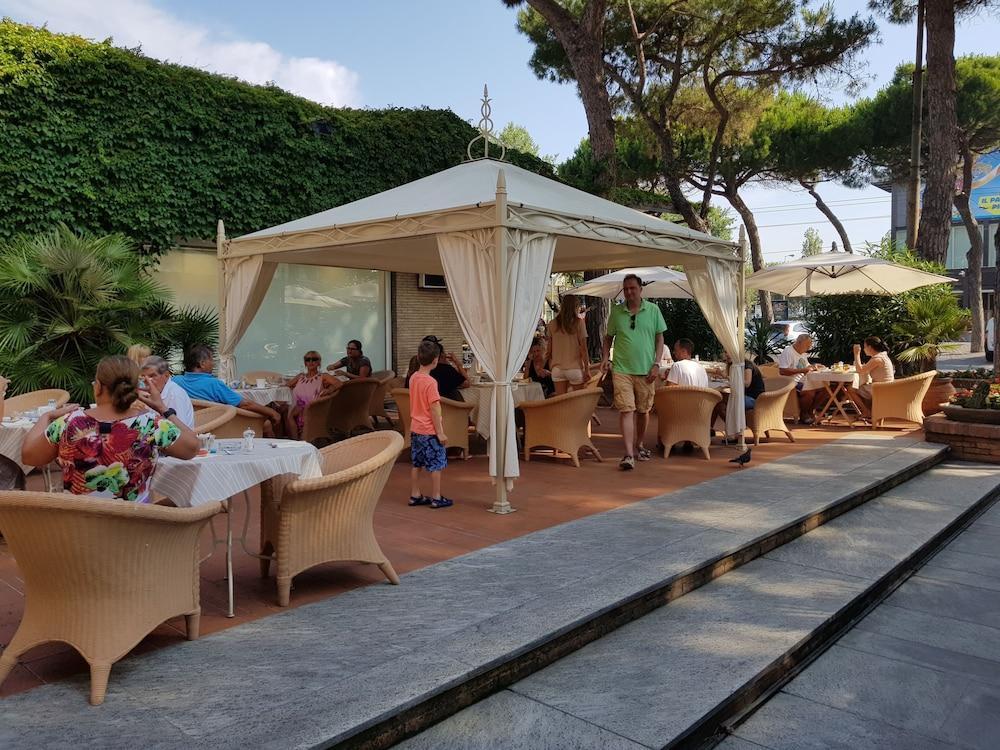 Villa Adriatica Ambienthotels Rimini Esterno foto
